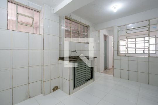 Cozinha de casa de condomínio para alugar com 2 quartos, 55m² em Jardim Rossin, São Paulo