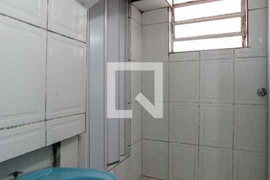Banheiro de casa de condomínio para alugar com 2 quartos, 55m² em Jardim Rossin, São Paulo