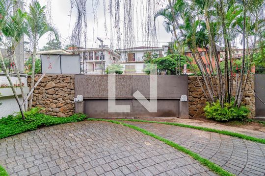 Garagem de casa à venda com 4 quartos, 700m² em Jardim das Bandeiras, São Paulo