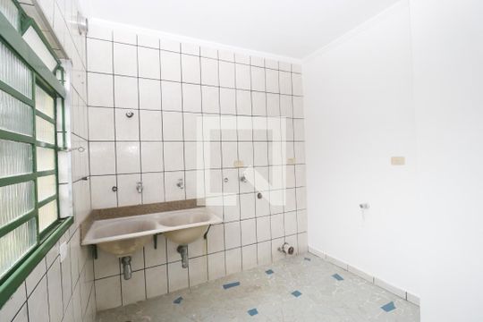 Área de Serviço de casa para alugar com 3 quartos, 260m² em Vila Baruel, São Paulo