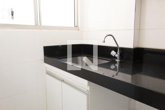 Cozinha de apartamento à venda com 2 quartos, 50m² em Frei Leopoldo, Belo Horizonte