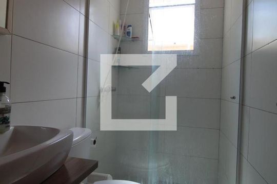 Banheiro de casa de condomínio à venda com 2 quartos, 44m² em Niterói, Canoas