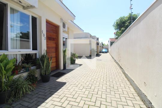 Entrada de casa de condomínio à venda com 2 quartos, 44m² em Niterói, Canoas