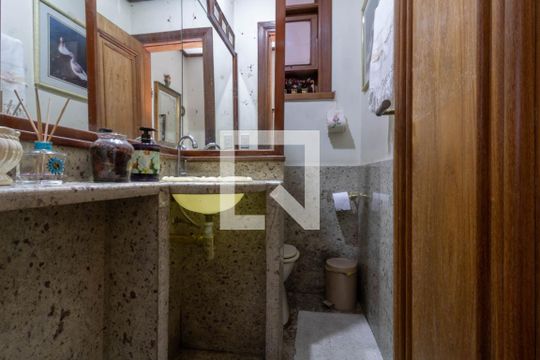 Casa à venda com 4 quartos, 300m² em Barroca, Belo Horizonte