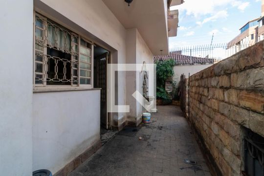 Casa à venda com 4 quartos, 300m² em Barroca, Belo Horizonte