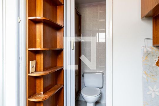 Banheiro de Serviço de apartamento para alugar com 2 quartos, 72m² em Vila Guarani, São Paulo