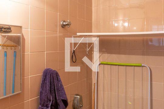 Banheiro de Serviço de apartamento à venda com 3 quartos, 94m² em Vila Ipojuca, São Paulo