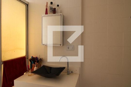 Banheiro de apartamento à venda com 1 quarto, 42m² em Centro, Campinas