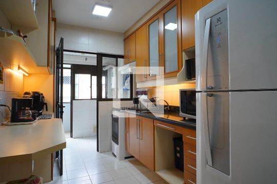 Cozinha de apartamento à venda com 2 quartos, 104m² em São Geraldo, Porto Alegre