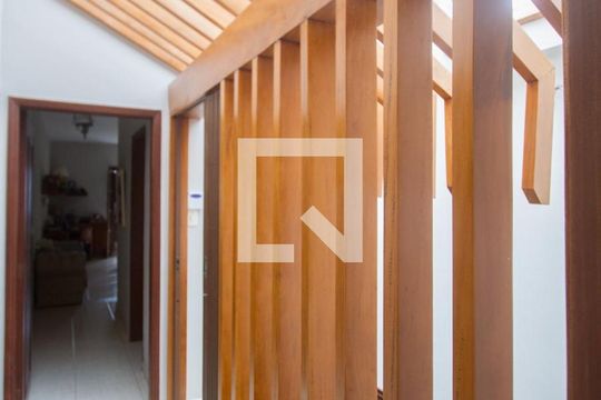 Detalhe em Madeira da Escada de casa à venda com 4 quartos, 400m² em Santo Amaro, São Paulo