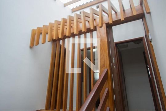 Detalhe em Madeira da Escada de casa à venda com 4 quartos, 400m² em Santo Amaro, São Paulo