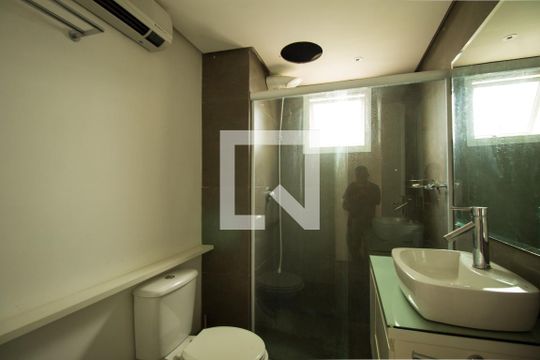 Banheiro de apartamento à venda com 2 quartos, 132m² em Medianeira, Porto Alegre