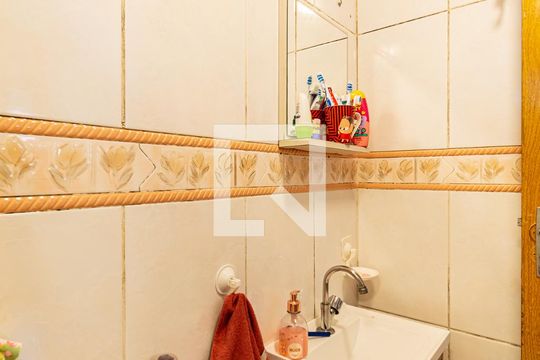 Banheiro de apartamento à venda com 2 quartos, 56m² em Vila Babilonia, São Paulo