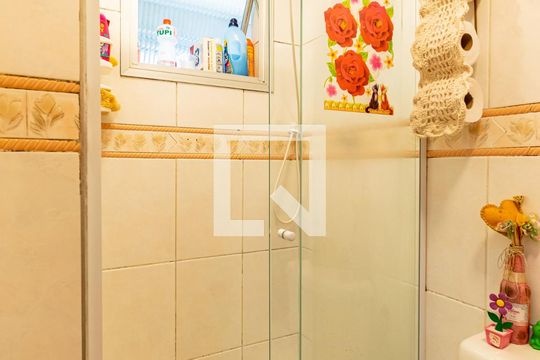 Banheiro de apartamento à venda com 2 quartos, 56m² em Vila Babilonia, São Paulo