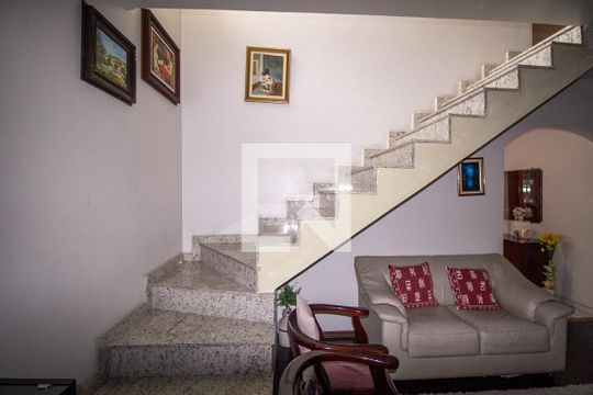 Escada de casa à venda com 3 quartos, 299m² em São Lucas, São Paulo