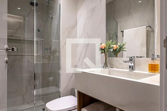 Banheiro de apartamento para alugar com 1 quarto, 31m² em Pinheiros, São Paulo