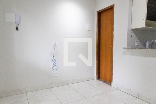 Sala de casa de condomínio para alugar com 2 quartos, 58m² em Recreio dos Bandeirantes, Rio de Janeiro