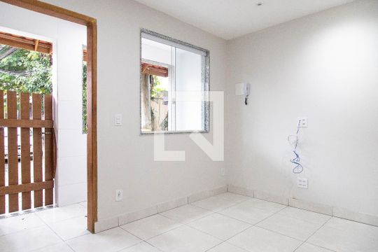 Sala de casa de condomínio para alugar com 2 quartos, 58m² em Recreio dos Bandeirantes, Rio de Janeiro