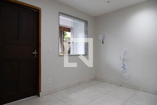Sala de casa de condomínio para alugar com 2 quartos, 58m² em Recreio dos Bandeirantes, Rio de Janeiro
