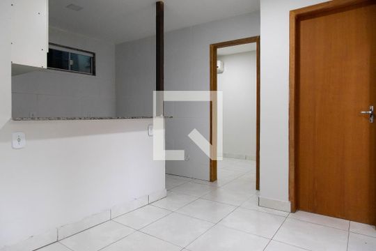 Sala de casa de condomínio para alugar com 2 quartos, 58m² em Recreio dos Bandeirantes, Rio de Janeiro