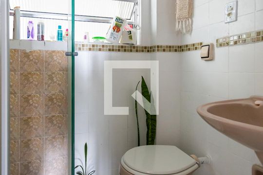 Banheiro de apartamento à venda com 2 quartos, 63m² em Centro, Osasco