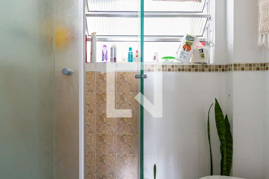 Banheiro de apartamento à venda com 2 quartos, 63m² em Centro, Osasco