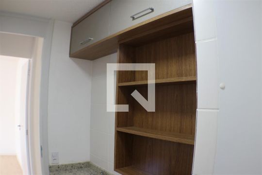 Banheiro de apartamento para alugar com 2 quartos, 45m² em Curicica, Rio de Janeiro