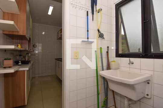 Área de Serviço de apartamento para alugar com 2 quartos, 73m² em Jardim Las Palmas, Guarujá