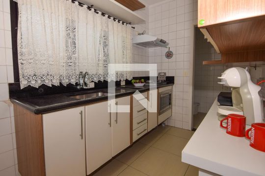 Cozinha de apartamento para alugar com 2 quartos, 73m² em Jardim Las Palmas, Guarujá