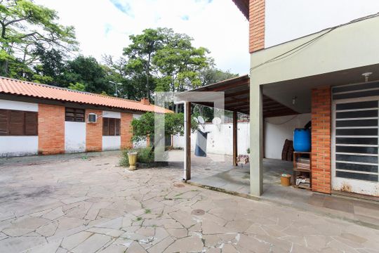 Quintal de casa à venda com 4 quartos, 526m² em Teresópolis, Porto Alegre