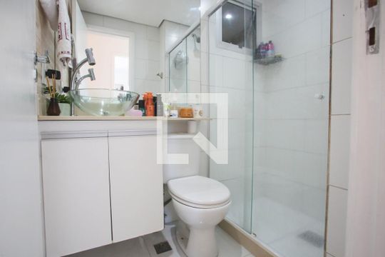 Banheiro de apartamento para alugar com 2 quartos, 51m² em Taquara, Rio de Janeiro