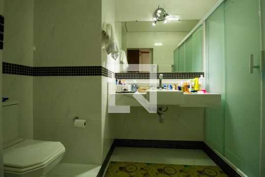 Banheiro de apartamento à venda com 1 quarto, 58m² em Liberdade, São Paulo