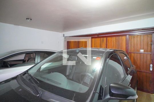 Garagem de casa à venda com 3 quartos, 390m² em Boa Vista, Porto Alegre