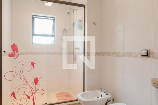 Banheiro Social de apartamento à venda com 3 quartos, 202m² em Vila Ipiranga, Porto Alegre
