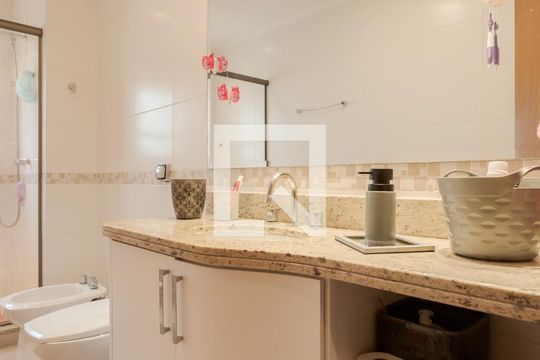 Banheiro Social de apartamento à venda com 3 quartos, 202m² em Vila Ipiranga, Porto Alegre