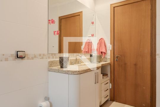 Banheiro Social de apartamento à venda com 3 quartos, 202m² em Vila Ipiranga, Porto Alegre