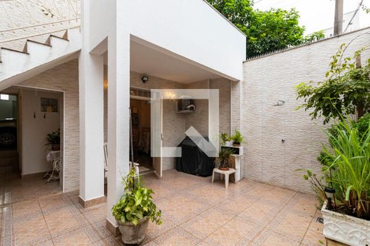 Fundos - Quintal de casa à venda com 5 quartos, 220m² em Liberdade, São Paulo