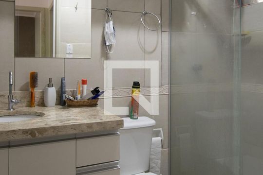 Banheiro Social de apartamento à venda com 2 quartos, 48m² em Rio Branco, Porto Alegre