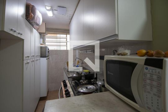 Cozinha de apartamento à venda com 2 quartos, 48m² em Rio Branco, Porto Alegre