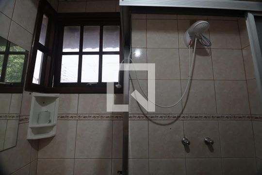Banheiro suíte 3 de casa à venda com 3 quartos, 180m² em Harmonia, Canoas