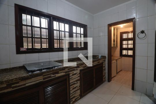 Cozinha - Armários de casa à venda com 3 quartos, 180m² em Harmonia, Canoas