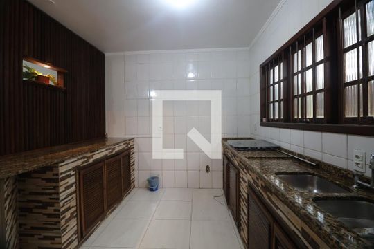 Cozinha - Armários de casa à venda com 3 quartos, 180m² em Harmonia, Canoas