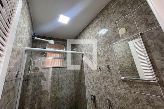 Banheiro  de apartamento para alugar com 2 quartos, 63m² em Jardim Vinte E Cinco de Agosto, Duque de Caxias