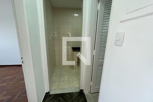 Corredor de apartamento para alugar com 2 quartos, 63m² em Jardim Vinte E Cinco de Agosto, Duque de Caxias