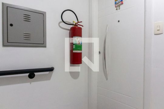 Acesso de Entrada de apartamento à venda com 2 quartos, 39m² em Vila Carmosina, São Paulo