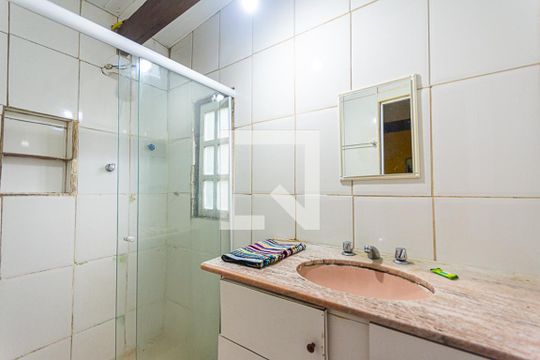 Banheiro de casa de condomínio para alugar com 1 quarto, 52m² em Itaipu, Niterói