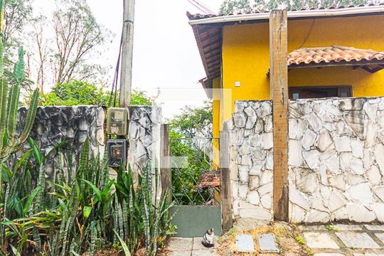 Entrada de casa de condomínio para alugar com 1 quarto, 52m² em Itaipu, Niterói