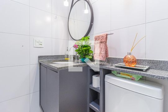 Banheiro de apartamento para alugar com 2 quartos, 55m² em City Bussocaba, Osasco