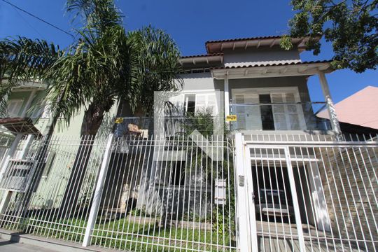 Fachada de casa à venda com 4 quartos, 233m² em Igara, Canoas