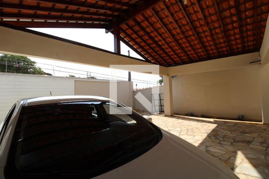 Garagem de casa para alugar com 4 quartos, 425m² em Vila Nogueira, Campinas